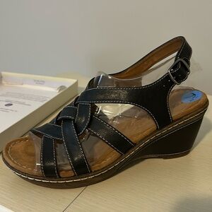 New in box Natural Sole /sf comfort elements black wedge sandals 7.5 M